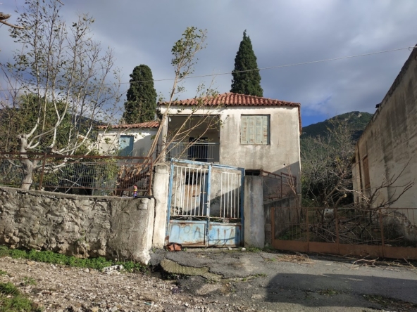 Sale of a traditional house in Stasio Kyparissia