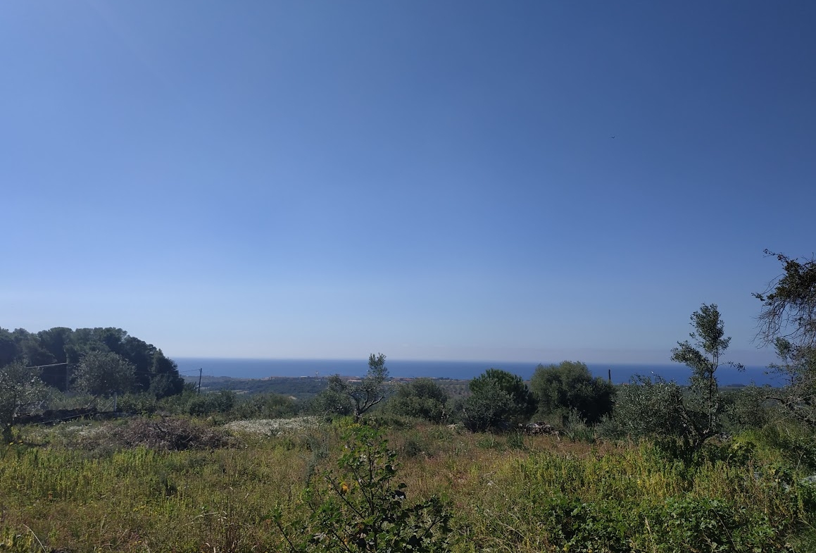 Οικόπεδο 3.135,83 τ.μ. στην Τραγάνα Μεσσηνίας με θέα θάλασσα, κτίζει 200 τ.μ., 1 χλμ. από Costa Navarino και 5′ από τις αμμώδεις παραλίες Χρυσή Ακτή και Ρωμανός.